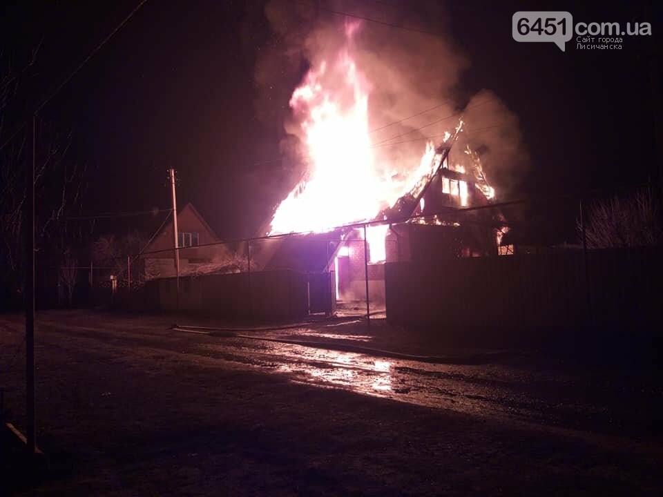 В Боровском произошел страшный пожар, загорелся жилой дом, фото-1 В Боровском произошел страшный пожар, загорелся жилой дом, фото-1