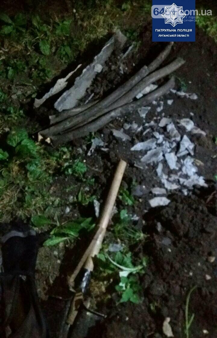 В Лисичанске патрульные задержали вора, который вырезал каб..., фото-2 В Лисичанске патрульные задержали вора, который вырезал кабель на улице Октябрьской , фото-2