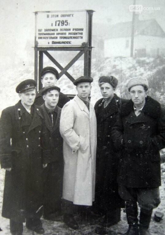 Памятный знак в Лисичьей балке. Фото 1970 г. «В цій балці в 1795 р. була закладена перша шахта Донбасу»